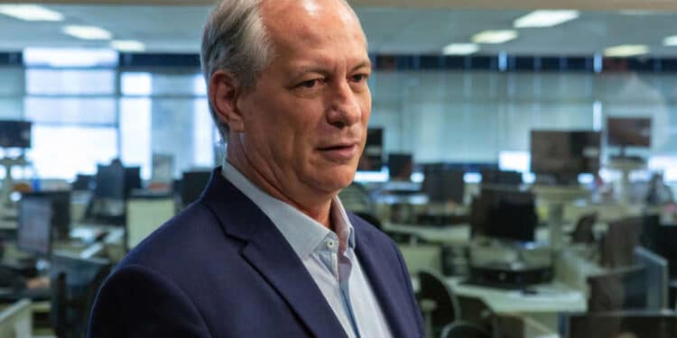 Ciro suspende pré-candidatura ao Planalto após PDT aderir à PEC dos precatórios.