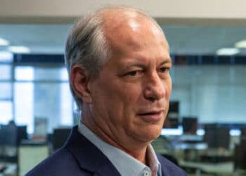Ciro suspende pré-candidatura ao Planalto após PDT aderir à PEC dos precatórios.