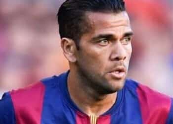 Daniel Alves faz discurso na volta ao Barcelona e exalta o clube