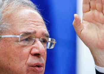 Guedes diz que Petrobras e Correios estão em risco e Eletrobras, condenada à irrelevância