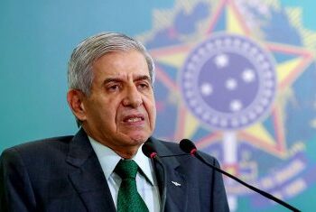 General Heleno diz tomar remédio na veia para não deixar Bolsonaro agir contra STF