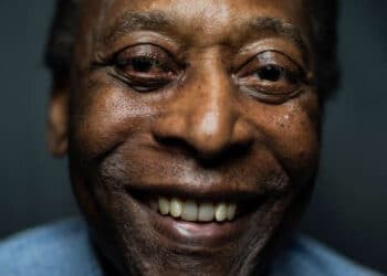 Pelé é internado em São Paulo para seguir tratamento contra tumor