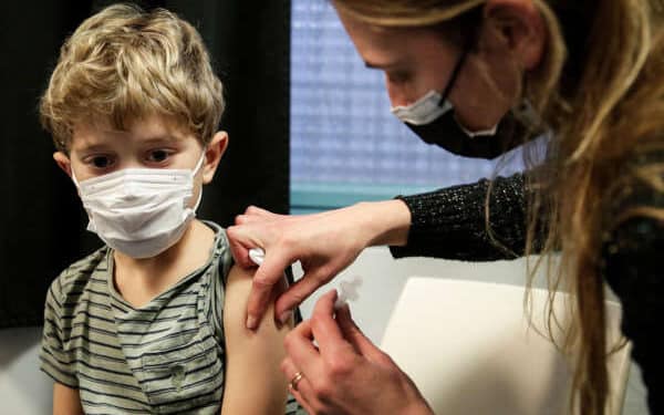 Pfizer não dá prazo para chegada de doses pediátricas, mas diz estar fazendo ‘todos os esforços’