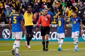 Brasil empata com o Equador em jogo com duas expulsões e quatro intervenções do VAR 46 AATdEcZ