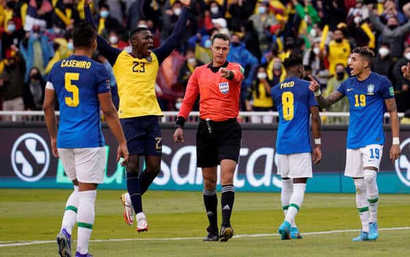 Brasil empata com o Equador em jogo com duas expulsões e quatro intervenções do VAR 45 Brasil empata com o Equador em jogo com duas expulsões e quatro intervenções do VAR