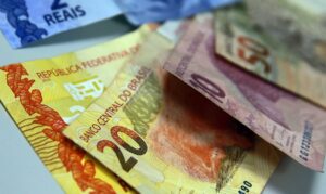 Reajuste do salário mínimo fica abaixo da inflação acumulada em 2021 47 real moeda 50 reais020120a84t47195204