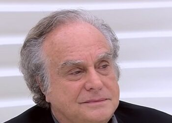 Morre Arnaldo Jabor, jornalista e cineasta do cinema novo, aos 81 anos