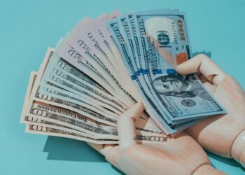 Dólar sobe e Bolsa do Brasil tomba com início de guerra na Ucrânia