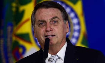 Jair Bolsonaro oferece apoio aos brasileiros que estão na Ucrânia