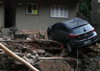 Áreas de risco de Petrópolis deveriam ter sido evacuadas após alerta há 2 dias, diz especialista