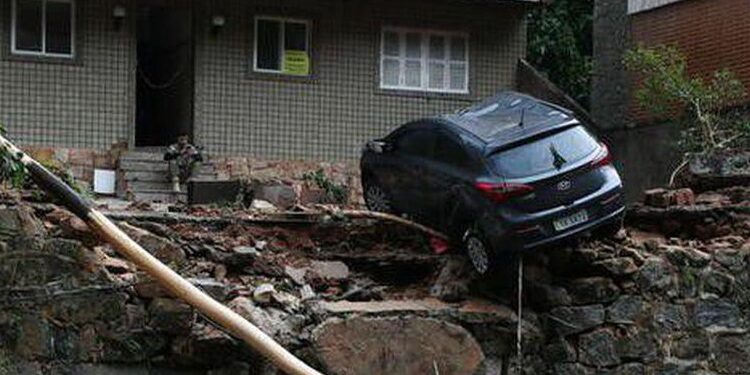 Áreas de risco de Petrópolis deveriam ter sido evacuadas após alerta há 2 dias, diz especialista