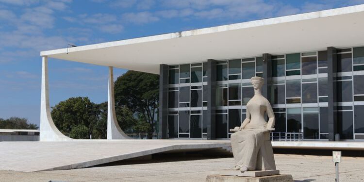 Câmara aprova a toque de caixa PEC que aumenta idade máxima para nomeação de ministros do STF 45 Câmara aprova a toque de caixa PEC que aumenta idade máxima para nomeação de ministros do STF