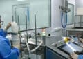Covid-19: Fiocruz aprova primeiro lote de vacina 100% brasileira