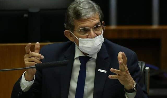 Queda de presidente da Petrobras aumenta rusga do Exército com a Marinha