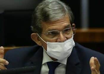 Queda de presidente da Petrobras aumenta rusga do Exército com a Marinha