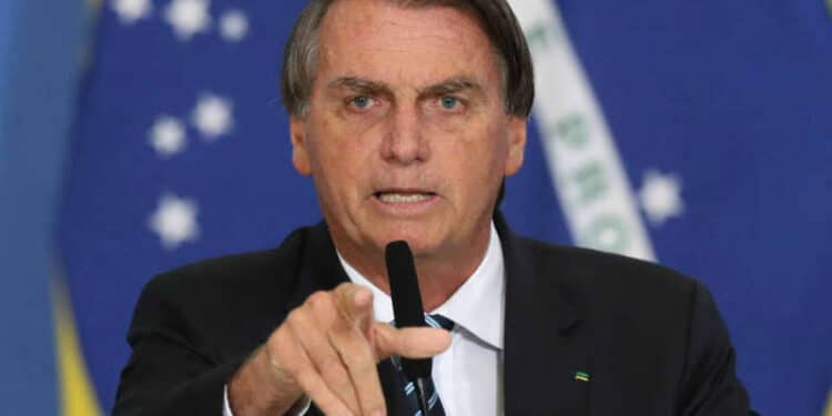 Bolsonaro diz que poderia haver desabastecimento sem o aumento dos combustíveis 45 Bolsonaro defende rever política de preços da Petrobras: ‘se repassar tudo, aumento será de 50%’