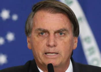 Bolsonaro defende rever política de preços da Petrobras: ‘se repassar tudo, aumento será de 50%’