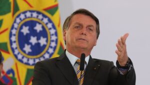 Bolsonaro cobra da Petrobras reducao no preco do combustivel apos queda do valor do petroleo