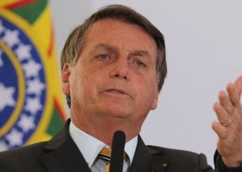 Bolsonaro cobra da Petrobras redução no preço do combustível após queda do valor do petróleo