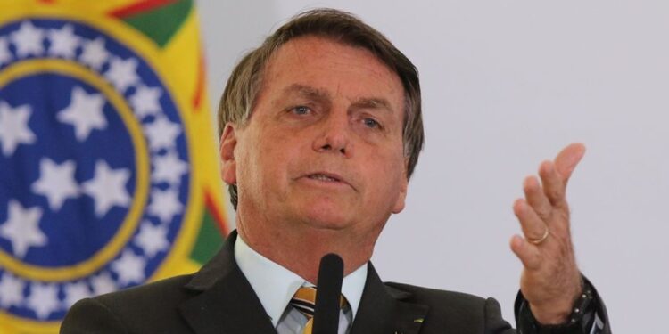 Bolsonaro cobra da Petrobras redução no preço do combustível após queda do valor do petróleo