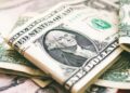 Dólar cai com alta do petróleo atraindo estrangeiros ao Brasil