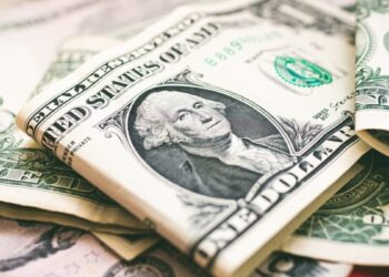 Dólar cai com alta do petróleo atraindo estrangeiros ao Brasil