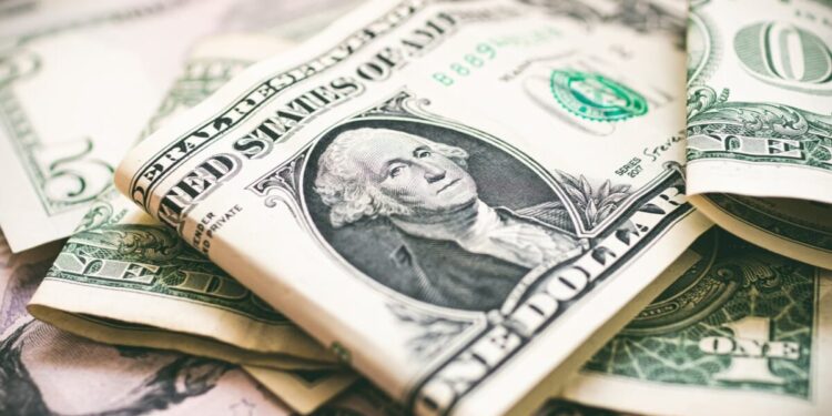 Dólar cai com alta do petróleo atraindo estrangeiros ao Brasil