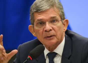 Militares entram em cena para manter general na presidência da Petrobras