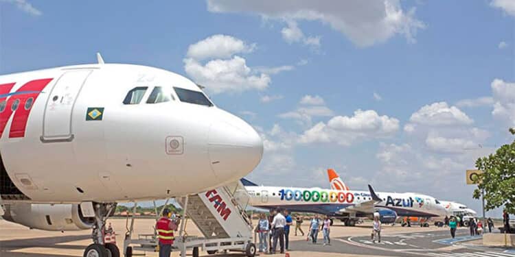 Alta de combustíveis obrigará aéreas a reajustar preços e reduzir rotas