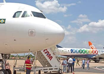 Alta de combustíveis obrigará aéreas a reajustar preços e reduzir rotas