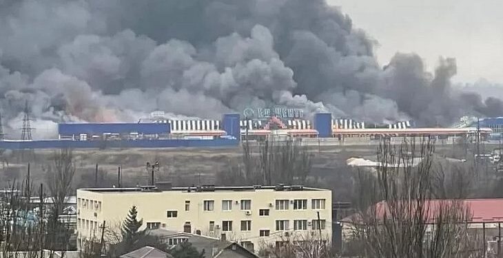 Rússia ataca cidades no oeste da Ucrânia e reagrupa tropas em torno de Kiev