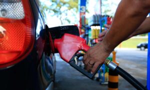 Queda de braço no governo tumultua decisão sobre preço de combustíveis 46 gasolina 1000x600 x8AeWJ