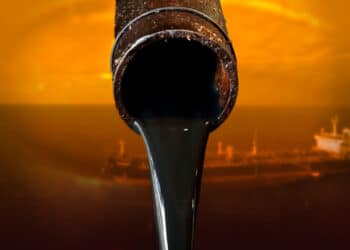 Petróleo se recupera parcialmente após tombo de mais de 12%