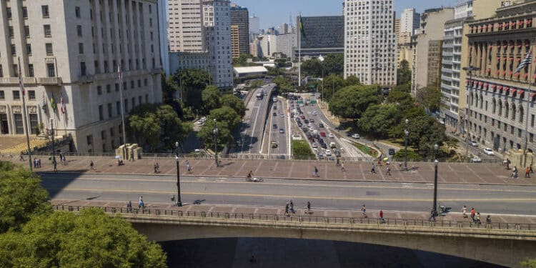 Mais da metade dos moradores das cidades de SP e Rio quer se mudar, aponta Datafolha