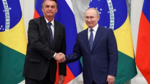 46 16fev22 presidente russo vladimir putin e jair bolsonaro apertam as maos durante uma entrevista coletiva apos suas conversas em moscou russia 1645027197345 v2 900x506