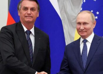 16fev22 presidente russo vladimir putin e jair bolsonaro apertam as maos durante uma entrevista coletiva apos suas conversas em moscou russia 1645027197345 v2 900x506 e1650462714654