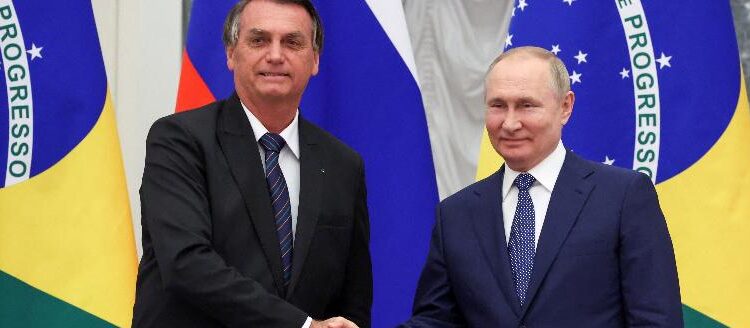 45 16fev22 presidente russo vladimir putin e jair bolsonaro apertam as maos durante uma entrevista coletiva apos suas conversas em moscou russia 1645027197345 v2 900x506 e1650462714654