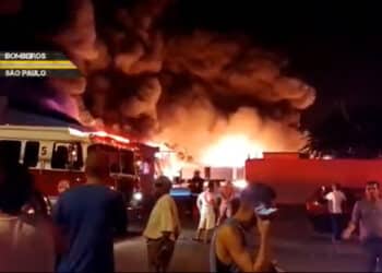 Incêndio de grandes proporções destrói galpões em Guarulhos