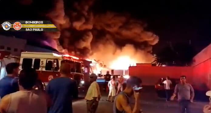Incêndio de grandes proporções destrói galpões em Guarulhos