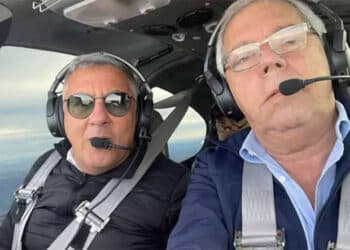 Um avião de pequeno porte com três brasileiros a bordo desapareceu após decolar de El Calafate, na região gelada da Patagônia, sul da Argentina, no fim da tarde desta quarta-feira, 6. Os ocupantes, o empresário Antonio Carlos Castro Ramos, o advogado Mário Pinho e o médico Gian Carlos Nercolini, tinham participado de um show aéreo em Comodoro Rivadavia, na Província de Chubut, a 1,7 mil quilômetros de Buenos Aires. O avião deveria pousar em Trelew, na mesma região, mas não chegou a esse destino.  Mário Pinho (à esq.), Antonio Carlos (à dir.) e Gian Carlos (ao fundo) ocupavam aeronave que está desaparecida © Instagram Mário Pinho (à esq.), Antonio Carlos (à dir.) e Gian Carlos (ao fundo) ocupavam aeronave que está desaparecida A Defesa Civil da região mobilizou equipes e as buscas continuavam na manhã desta quinta-feira, 7. Conforme a Defesa Civil argentina, quando houve a perda de contato com a aeronave, chovia com bastante intensidade na região, mas isso não chegava a ser impedimento para o voo. O avião sobrevoava uma região entre o mar e a costa. O último contato foi registrado no Centro de Controle da Área Comodoro Rivadavia (ACC). Após várias tentativas de comunicação com a tripulação, o órgão comunicou o alerta ao Serviço de Busca e Salvamento.   Video: Avião cai em rodovia nos EUA e deixa dois feridos (KameraOne)  Reproduzir Current Time 0:00 / Duration 0:48 Ativar som 0 HQ SubtitlesEcrã Inteiro Avião cai em rodovia nos EUA e deixa dois feridos Clique para expandir As buscas foram iniciadas mesmo com condições meteorológicas desfavoráveis pela Prefeitura Naval Argentina, que mobilizou o destacamento marítimo da Guarda Costeira para procurar vestígios no mar. A Força Aérea Argentina e a Defesa Civil de Chubut mobilizaram aeronaves e equipes para as buscas terrestres. Interrompidas durante a noite, as buscas foram retomadas na manhã desta quinta. Havia esperança de que, devido à falta de condições ideais de navegabilidade, o avião pudesse ter pousado em alguma pista de pouso da região.  Conforme a Agência Nacional de Aviação Civil brasileira, o avião de prefixo PP-ZRT, modelo RV-10 não estava apto a voar por instrumentos, apenas com o campo visual. A região de Chubut estava em alerta amarelo emitido pelo Serviço Meteorológico Nacional da Argentina, devido às condições climáticas, com previsão de chuvas fortes combinadas com rajadas de vento. A aeronave, fabricada em 2016, está registrada em nome de Antonio Carlos de Castro Ramos e se encontra em situação normal de operação.  O empresário é dono de uma construtora em Florianópolis (SC). Seu avô, Celso Ramos, foi governador de Santa Catarina entre 1961 e 1966. Familiares disseram que os três ocupantes da aeronave são amigos de longa data, têm seus próprios aviões e são pilotos experientes.  O Ministério das Relações Exteriores, por meio do Consulado-Geral em Buenos Aires, acompanha o caso e está em coordenação com a Empresa de Navegação Aérea da Argentina (Eana). “As buscas estão em curso”, informou.  Equipamento de urgência não foi acionado Um equipamento de salvaguarda que auxilia no resgate de aviões em casos de acidentes não chegou a ser acionado pelos ocupantes do avião desaparecido desde o fim da tarde de quarta-feira, 7, com três brasileiros a bordo. O aparelho, conhecido pela sigla ELT, é um localizados de emergência acionado automaticamente quando acontece um impacto, mas que pode também ser ligado pelo piloto. Conforme a Empresa Argentina de Navegação Aérea (Eana), órgão de controle do tráfego aéreo naquele país, não houve captação de nenhum sinal emitido pelo avião, o que indica o não acionamento do aparelho.