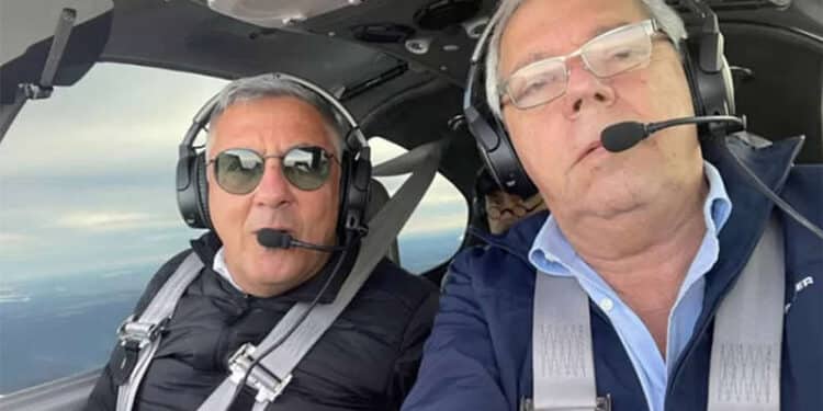 Um avião de pequeno porte com três brasileiros a bordo desapareceu após decolar de El Calafate, na região gelada da Patagônia, sul da Argentina, no fim da tarde desta quarta-feira, 6. Os ocupantes, o empresário Antonio Carlos Castro Ramos, o advogado Mário Pinho e o médico Gian Carlos Nercolini, tinham participado de um show aéreo em Comodoro Rivadavia, na Província de Chubut, a 1,7 mil quilômetros de Buenos Aires. O avião deveria pousar em Trelew, na mesma região, mas não chegou a esse destino.  Mário Pinho (à esq.), Antonio Carlos (à dir.) e Gian Carlos (ao fundo) ocupavam aeronave que está desaparecida © Instagram Mário Pinho (à esq.), Antonio Carlos (à dir.) e Gian Carlos (ao fundo) ocupavam aeronave que está desaparecida A Defesa Civil da região mobilizou equipes e as buscas continuavam na manhã desta quinta-feira, 7. Conforme a Defesa Civil argentina, quando houve a perda de contato com a aeronave, chovia com bastante intensidade na região, mas isso não chegava a ser impedimento para o voo. O avião sobrevoava uma região entre o mar e a costa. O último contato foi registrado no Centro de Controle da Área Comodoro Rivadavia (ACC). Após várias tentativas de comunicação com a tripulação, o órgão comunicou o alerta ao Serviço de Busca e Salvamento.   Video: Avião cai em rodovia nos EUA e deixa dois feridos (KameraOne)  Reproduzir Current Time 0:00 / Duration 0:48 Ativar som 0 HQ SubtitlesEcrã Inteiro Avião cai em rodovia nos EUA e deixa dois feridos Clique para expandir As buscas foram iniciadas mesmo com condições meteorológicas desfavoráveis pela Prefeitura Naval Argentina, que mobilizou o destacamento marítimo da Guarda Costeira para procurar vestígios no mar. A Força Aérea Argentina e a Defesa Civil de Chubut mobilizaram aeronaves e equipes para as buscas terrestres. Interrompidas durante a noite, as buscas foram retomadas na manhã desta quinta. Havia esperança de que, devido à falta de condições ideais de navegabilidade, o avião pudesse ter pousado em alguma pista de pouso da região.  Conforme a Agência Nacional de Aviação Civil brasileira, o avião de prefixo PP-ZRT, modelo RV-10 não estava apto a voar por instrumentos, apenas com o campo visual. A região de Chubut estava em alerta amarelo emitido pelo Serviço Meteorológico Nacional da Argentina, devido às condições climáticas, com previsão de chuvas fortes combinadas com rajadas de vento. A aeronave, fabricada em 2016, está registrada em nome de Antonio Carlos de Castro Ramos e se encontra em situação normal de operação.  O empresário é dono de uma construtora em Florianópolis (SC). Seu avô, Celso Ramos, foi governador de Santa Catarina entre 1961 e 1966. Familiares disseram que os três ocupantes da aeronave são amigos de longa data, têm seus próprios aviões e são pilotos experientes.  O Ministério das Relações Exteriores, por meio do Consulado-Geral em Buenos Aires, acompanha o caso e está em coordenação com a Empresa de Navegação Aérea da Argentina (Eana). “As buscas estão em curso”, informou.  Equipamento de urgência não foi acionado Um equipamento de salvaguarda que auxilia no resgate de aviões em casos de acidentes não chegou a ser acionado pelos ocupantes do avião desaparecido desde o fim da tarde de quarta-feira, 7, com três brasileiros a bordo. O aparelho, conhecido pela sigla ELT, é um localizados de emergência acionado automaticamente quando acontece um impacto, mas que pode também ser ligado pelo piloto. Conforme a Empresa Argentina de Navegação Aérea (Eana), órgão de controle do tráfego aéreo naquele país, não houve captação de nenhum sinal emitido pelo avião, o que indica o não acionamento do aparelho.
