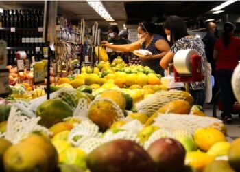 Alimentos ficam 15% mais caros no Brasil em um ano, segundo o IBGE