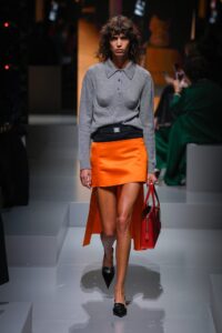 A Minissaia, ganhou destaque nos desfiles internacionais. Essa tendência é uma grande aposta para essa temporada! 48 prada 2