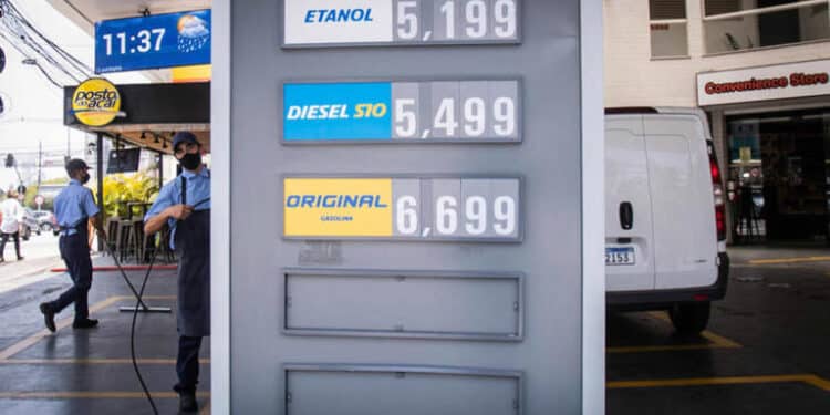 Governadores vão tentar barrar teto de ICMS de energia e combustível no Senado e até no STF 45 Governadores vão tentar barrar teto de ICMS de energia e combustível no Senado e até no STF