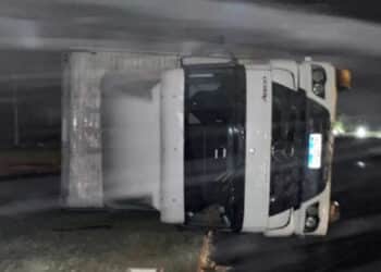 Caminhão com motorista dentro é tombado por ventania em SC