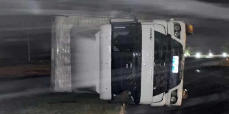 Caminhão com motorista dentro é tombado por ventania em SC 45 Caminhão com motorista dentro é tombado por ventania em SC