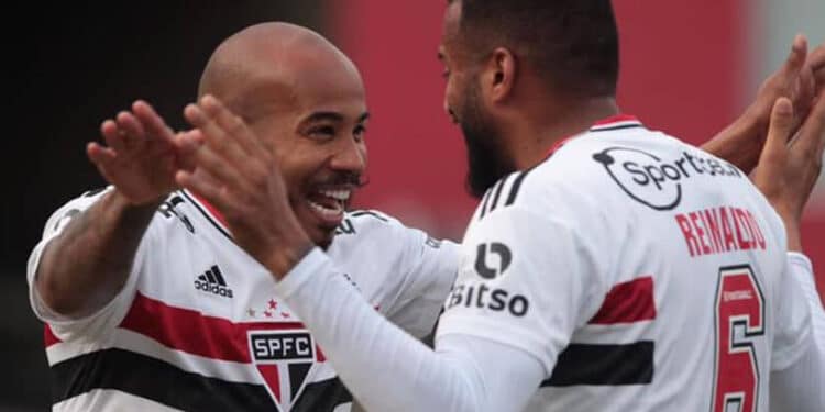 São Paulo resiste à pressão inicial e bate o América-MG para retornar ao G4