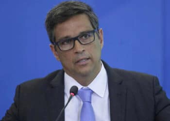 Choque de commodities ajuda exportação, mas cria problema social, diz Campos Neto
