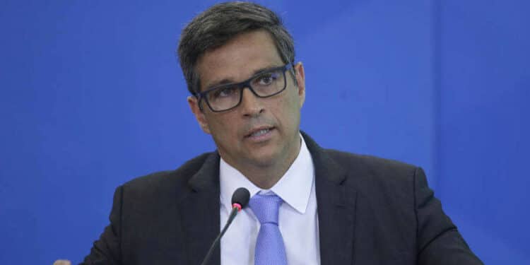 Choque de commodities ajuda exportação, mas cria problema social, diz Campos Neto