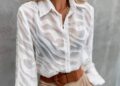 A Camisa transparente está de volta. Entenda como esse modelo pode favorecer o seu estilo.